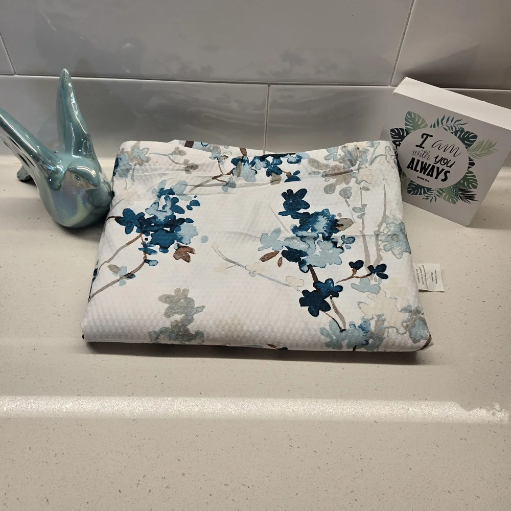 Floral Blue and White Decor For Bathroom